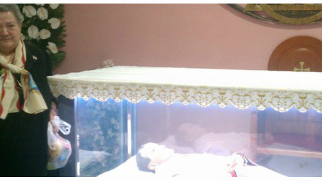 7/05/2011 La signorina Gaetanina Meloro, di East Hanover, New Jersey (USA), miracolata per intercessione di don Giustino, posa presso la Tomba del Novello Beato.
May 7, 2011 Gaetanina Meloro, from East Hanover, New Jersey (USA), miraculously healed through the intercession of Don Giustino, poses at the Tomb of the newly proclaimed Blessed.
07/05/2011 Miss Gaetanina Meloro, de East Hanover, Nova Jersey (EUA), milagrosamente curada pela intercessão de padre Justino, posa diante da tomba do novo Beato.