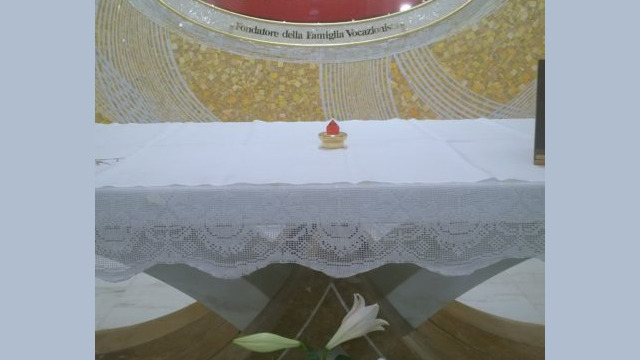 18/01/2016 Nuova Tomba di don Giustino Russolillo, Casamadre dei Vocazionisti, Napoli.
January 18, 2016 New Tomb of Don Giustino Russolillo, Motherhouse of the Vocationists. Naples, Italy.
18/01/2016 Nova tumba de padre Justino Russolillo, Casamadre dos Vocacionistas, Nápoles, Itàlia..