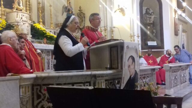 Il Padre Generale dei Vocazionisti e la Madre Generale delle Vocazioniste aprono solennemente i due anni di celebrazione per il centenario di fondazione dei Vocazionisti (1920) e delle Vocazioniste (1921). Parrocchia San Giorgio martire, Pianura - Napoli - Culla della Congregazione.
The Father General of the Vocationist Fathers and the Mother General of the Vocationist Sisters solemnly open the two years of celebration for the centenary of the foundation of the Fathers (1920) and the Sisters (1921). Parish of St. George martyr, Pianura - Naples - Cradle of the Congregation.
O Pai Geral dos Vocacionistas e a Mãe Geral das Vocacionistas abrem solenemente os dois anos de celebração para o centenário da fundação dos Vocacionistas (1920) e das Vocacionistas (1921). Paróquia de São Jorge mártir, Pianura - Nápoles - Berço da Congregação.