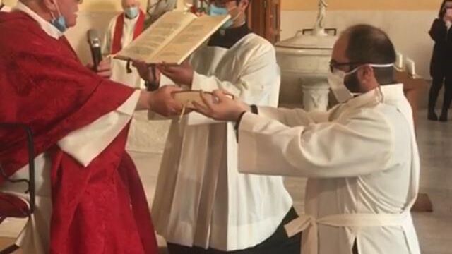 I religiosi Salvatore Formisano e Giuseppe De Candia ricevono il ministero del lettorato nella parrocchia dei Sacri Cuori a Cavalleggeri, domenica di Pentecoste 31 Maggio 2020