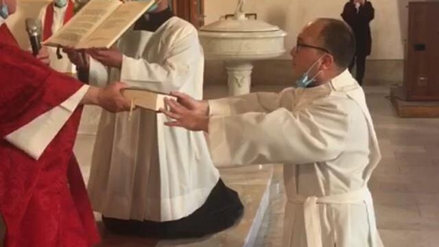 I religiosi Salvatore Formisano e Giuseppe De Candia ricevono il ministero del lettorato nella parrocchia dei Sacri Cuori a Cavalleggeri, domenica di Pentecoste 31 Maggio 2020