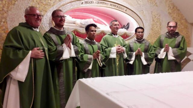 Ordinazione Diaconale di Pietro Patricelli e Daniele Florio, Jerome Catubag e Kasianus Nana. Foto presso la tomba del fondatore.