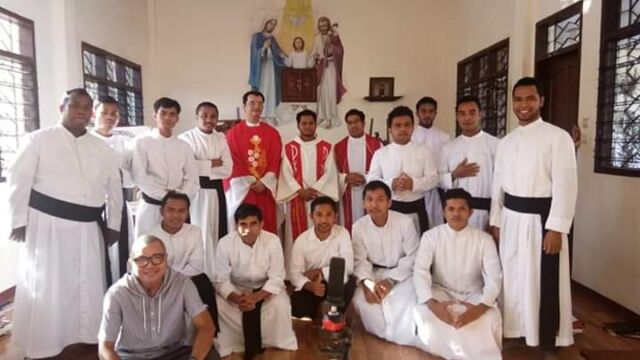 31/05/2020 Pater Rosario Taliano, SDV con i giovani religiosi studenti della comunità Vocazionista di Maumere, Indonesia