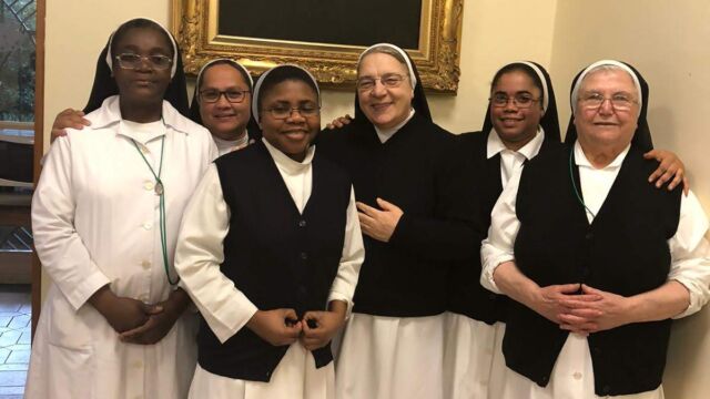 La madre Generale, Madre Chiara Vitale, SDV (centro) visita le Suore Vocazioniste della comunità della Curia Generalizia dei Vocazionisti in via Cortina d'Ampezzo a Roma. 15 Novembre 2019