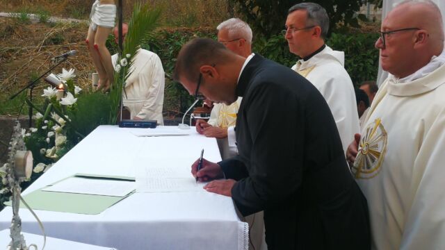 Agosto 2019 - Prima professione - Provincia Italiana - Padre Claudio De Caro, provinciale (destra), Padre Nascimento, Superiore generale (asinistra)