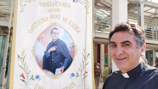 Il giorno 7 Luglio 2020 c'è stata la dedicazione della stazione di Pianura a don Giustino Russolillo
On Juy 7, 2020 the train station of Pianura has been dedicated to Fr. Justin Russolillo