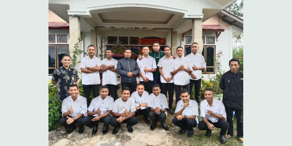 Padre Mikael Mberong, la nuova casa e la comunità del Vocazionario S. Giuseppe di Ruteng, Indonesia, con Padre Paulus Bau Mau (a sinistra) and Padre Dion Dotatunti. Ruteng, 3 gennaio 2021