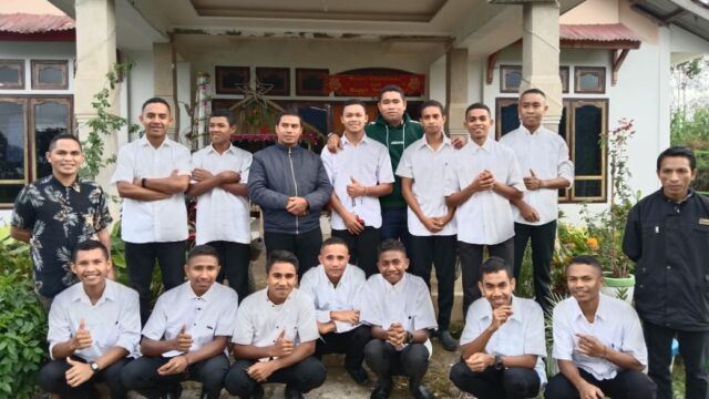 Padre Mikael Mberong, la nuova casa e la comunità del Vocazionario S. Giuseppe di Ruteng, Indonesia, con Padre Paulus Bau Mau (a sinistra) and Padre Dion Dotatunti. Ruteng, 3 gennaio 2021