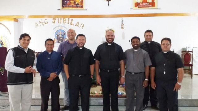Padre Emiliano y padre Shojo con religiosos de la comunità de La Plata