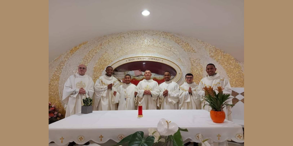 Ordinazione Sacerdotali di don Michael Okondu (secondo da sinistra), don Edwin Pinzon Rendon (secondo da destra) e don Rivo Stephan Anjarasoa (primo da destra) e ordinazioni diaconali di Elvianus Nana (terzo da sinistra) e Antonius Mboi (terzo da destra)