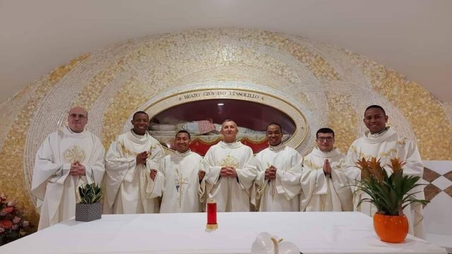 Ordinazione Sacerdotali di don Michael Okondu (secondo da sinistra), don Edwin Pinzon Rendon (secondo da destra) e don Rivo Stephan Anjarasoa (primo da destra) e ordinazioni diaconali di Elvianus Nana (terzo da sinistra) e Antonius Mboi (terzo da destra)