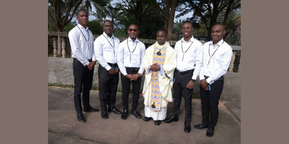 Fr. Christian Uche, novice master, with 5 novices. Oparanadim, Nigeria. Agosto 2020