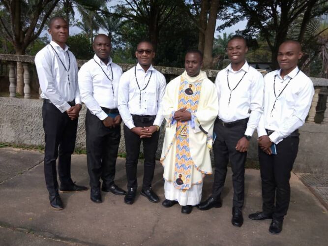 Fr. Christian Uche, novice master, with 5 novices. Oparanadim, Nigeria. Agosto 2020