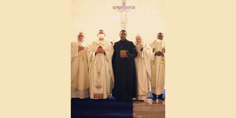 don Emanuele Onifade, SDV emette la sua professione perpetua il 7 Dicembre 2020 a Napoli, Parrocchia SS. Cuori a Piazza Neghelli. don Claudio de Caro, provinciale (primo a sinistra), Padre Nascimento, padre Generale (secondo da sinistra), padre Raffaele Castiglione (padre generale emerito).