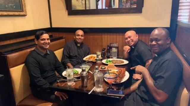 I confratelli delle due comunità della Florida (Apopka e Winter Haven) condividono un momento di fraternità insieme. Our confreres from the two communities of Florida (Apopka and Winter Haven) share a moment of conviviality.