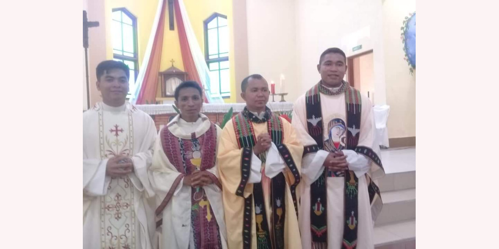 Tre novelli sacerdoti vocazionisti in Indonesia, padre Paulus Bau Mau (secondo da sinistra), padre Donisius Dotatunti (primo a destra), padre Valentinus Robi (secondo da destra). Maumere, Indonesia, 10 Gennaio 2021