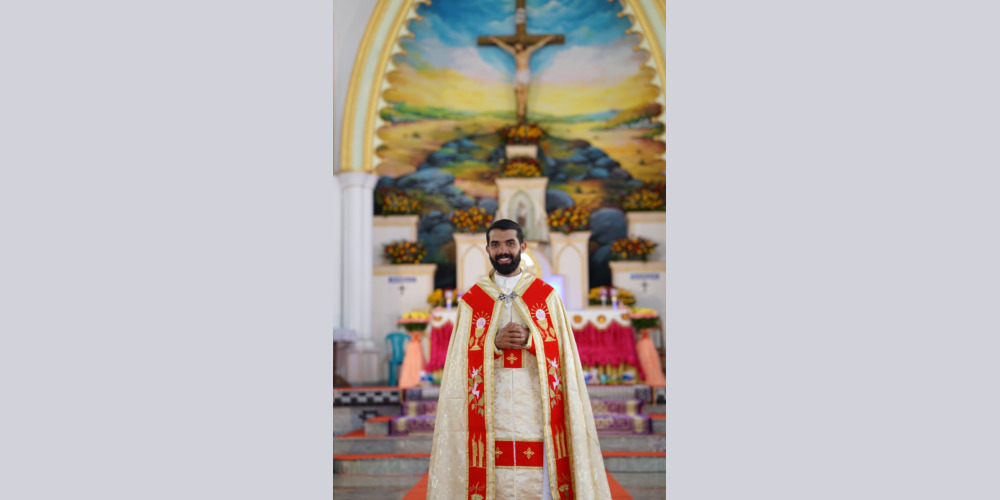 Fr. Jobish Pandiyammakil, SDV has been ordained as a priest in Thrissur, Kerala on January 2, 2021. Padre Jobish Pandiyammakil, SDV, nel giorno della sua oprdinazione sacerdotale, il 2 gennaio 2021 in Thtissur, Kerala (India)