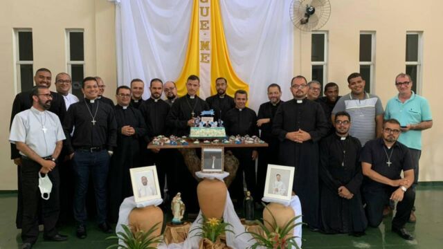 Prima professione di Cristian Zapata Vivas e Douglas Santos de Jesus. Salvador, Bahia, Brasile. 31Gennaio 2021.
First profession of Cristian Zapata Vivas and Douglas Santos de Jesus. Salvador, Bahia, Brazil. 31 January 2021
Primera profesión de Cristian Zapata Vivas y Douglas Santos de Jesus. Salvador, Bahía, Brasil. 31 de enero de 2021
Première profession de Cristian Zapata Vivas et Douglas Santos de Jesus. Salvador, Bahia, Brésil. 31 janvier 2021