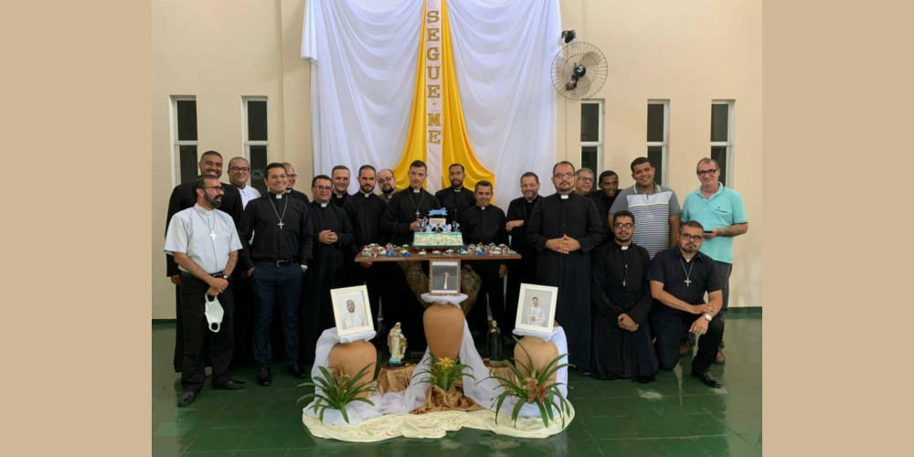 Prima professione di Cristian Zapata Vivas e Douglas Santos de Jesus. Salvador, Bahia, Brasile. 31Gennaio 2021.
First profession of Cristian Zapata Vivas and Douglas Santos de Jesus. Salvador, Bahia, Brazil. 31 January 2021
Primera profesión de Cristian Zapata Vivas y Douglas Santos de Jesus. Salvador, Bahía, Brasil. 31 de enero de 2021
Première profession de Cristian Zapata Vivas et Douglas Santos de Jesus. Salvador, Bahia, Brésil. 31 janvier 2021