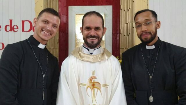 Prima professione di Cristian Zapata Vivas e Douglas Santos de Jesus, con il loro maestro padre Carlos Valério de Oliveira Oliveira. Salvador, Bahia, Brasile, 31 Gennaio 2021.
First profession of Cristian Zapata Vivas and Douglas Santos de Jesus, with their novice master father Carlos Valério de Oliveira Oliveira. Salvador, Bahia, Brazil. 31 January 2021
Primera profesión de Cristian Zapata Vivas y Douglas Santos de Jesus. Salvador, Bahía, Brasil. 31 de enero de 2021
Première profession de Cristian Zapata Vivas et Douglas Santos de Jesus. Salvador, Bahia, Brésil. 31 janvier 2021