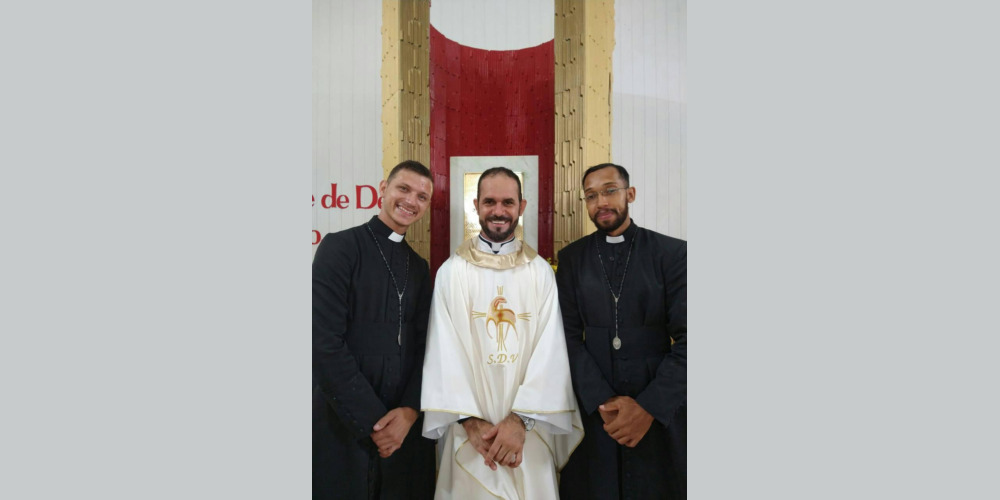 Prima professione di Cristian Zapata Vivas e Douglas Santos de Jesus, con il loro maestro padre Carlos Valério de Oliveira Oliveira. Salvador, Bahia, Brasile, 31 Gennaio 2021.
First profession of Cristian Zapata Vivas and Douglas Santos de Jesus, with their novice master father Carlos Valério de Oliveira Oliveira. Salvador, Bahia, Brazil. 31 January 2021
Primera profesión de Cristian Zapata Vivas y Douglas Santos de Jesus. Salvador, Bahía, Brasil. 31 de enero de 2021
Première profession de Cristian Zapata Vivas et Douglas Santos de Jesus. Salvador, Bahia, Brésil. 31 janvier 2021