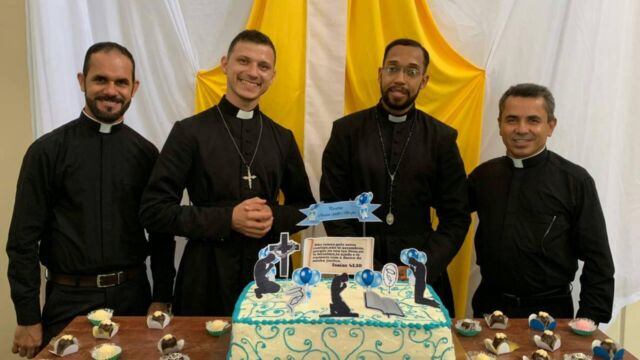 Cristian Zapata Vivas e Douglas Santos de Jesus, dopo la loro prima professione nella congregazione dei Vocazionisti, insieme al padre maestro fr Carlos Valerio (sinistra) e il padre Provinciale padre Carlos Lima (destra). Salvador, Bahia, Brasile. 31Gennaio 2021.
PORTUGUES: Cristian Zapata Vivas e Douglas Santos de Jesus, depois da primeira profissão na Congregação dos Vocacionistas, junto com o padre mestre, P. Carlos Valerio (à esquerda) e o padre provincial, P. Carlos Lima (à direita). Salvador, Bahia, Brasil. 31 de janeiro de 2021. ENGLISH: Cristian Zapata Vivas and Douglas Santos de Jesus, after their first profession in the congregation of the Vocationists, together with the master father fr Carlos Valerio (left) and the provincial father father Carlos Lima (right). Salvador, Bahia, Brazil. 31 January 2021. ESPANOL: Cristian Zapata Vivas y Douglas Santos de Jesús, tras su primera profesión en la congregación de los Vocacionistas, junto al padre maestro fr Carlos Valerio (izquierda) y el padre provincial Carlos Lima (derecha). Salvador, Bahía, Brasil. 31 de enero de 2021. FRANCAIS: Cristian Zapata Vivas et Douglas Santos de Jesus, après leur première profession dans la Congrégation des Vocationnistes, avec leur père maître, le père Carlos Valerio (à gauche) et le père provincial, le père Carlos Lima (à droite). Salvador, Bahia, Brésil. 31 janvier 2021.