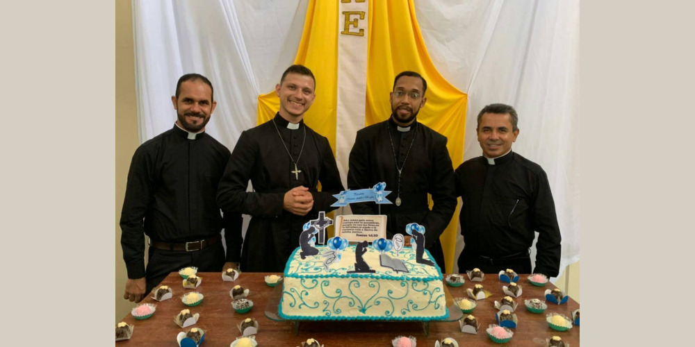Cristian Zapata Vivas e Douglas Santos de Jesus, dopo la loro prima professione nella congregazione dei Vocazionisti, insieme al padre maestro fr Carlos Valerio (sinistra) e il padre Provinciale padre Carlos Lima (destra). Salvador, Bahia, Brasile. 31Gennaio 2021.
PORTUGUES: Cristian Zapata Vivas e Douglas Santos de Jesus, depois da primeira profissão na Congregação dos Vocacionistas, junto com o padre mestre, P. Carlos Valerio (à esquerda) e o padre provincial, P. Carlos Lima (à direita). Salvador, Bahia, Brasil. 31 de janeiro de 2021. ENGLISH: Cristian Zapata Vivas and Douglas Santos de Jesus, after their first profession in the congregation of the Vocationists, together with the master father fr Carlos Valerio (left) and the provincial father father Carlos Lima (right). Salvador, Bahia, Brazil. 31 January 2021. ESPANOL: Cristian Zapata Vivas y Douglas Santos de Jesús, tras su primera profesión en la congregación de los Vocacionistas, junto al padre maestro fr Carlos Valerio (izquierda) y el padre provincial Carlos Lima (derecha). Salvador, Bahía, Brasil. 31 de enero de 2021. FRANCAIS: Cristian Zapata Vivas et Douglas Santos de Jesus, après leur première profession dans la Congrégation des Vocationnistes, avec leur père maître, le père Carlos Valerio (à gauche) et le père provincial, le père Carlos Lima (à droite). Salvador, Bahia, Brésil. 31 janvier 2021.