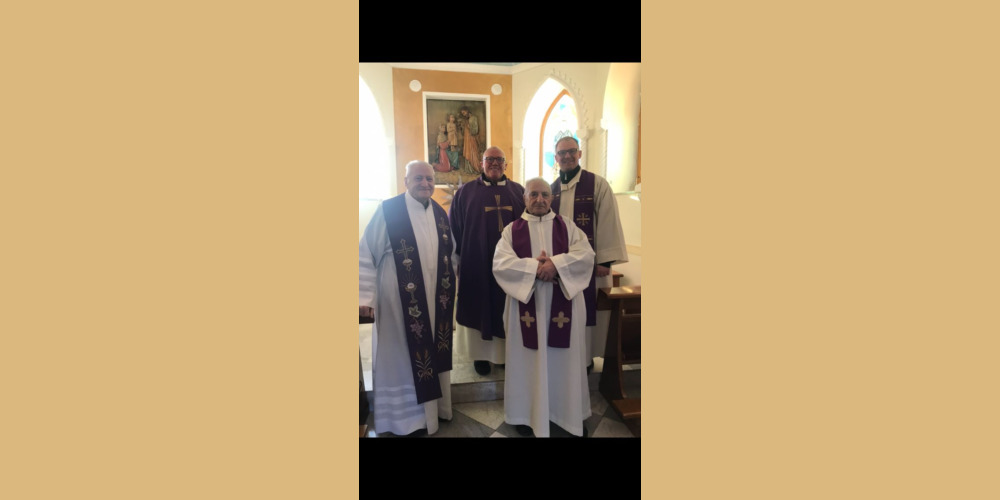 Don Pasquale Bottiglieri SDV (fronte destra) celebra i suoi 93 anni con la comunità di Posillipo, con don Raffaele Castiglione (sinistra), don Claudio de Caro ed don Pietro Patricelli 18/2/2021