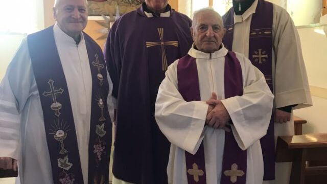 Don Pasquale Bottiglieri SDV (fronte destra) celebra i suoi 93 anni con la comunità di Posillipo, con don Raffaele Castiglione (sinistra), don Claudio de Caro ed don Pietro Patricelli 18/2/2021