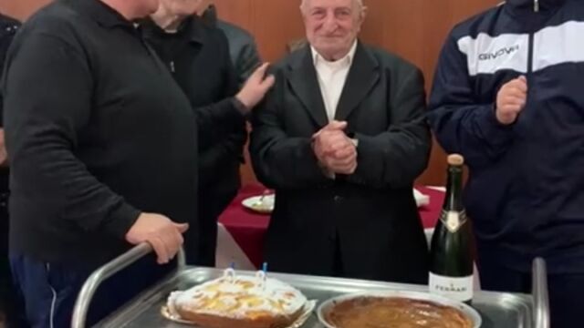 Don Pasquale Bottiglieri SDV (centro) celebra i suoi 93 anni con la comunità di Posillipo, con don Raffaele Castiglione (sinistra), don Claudio de Caro e don Pietro Patricelli. 18/2/2021
