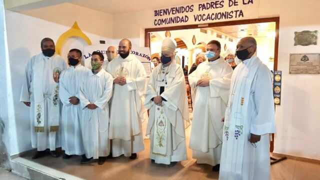 Padre Emiliano Piran Vargas (quinto da sinistra), e padre Salvatore Musella (secondo da destra) insieme a padre Mengildo Santos (primo da destra) con confratelli e amici.