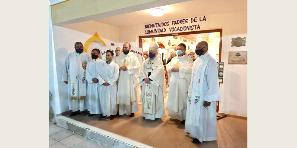Padre Emiliano Piran Vargas (quinto da sinistra), e padre Salvatore Musella (secondo da destra) insieme a padre Mengildo Santos (primo da destra) con confratelli e amici.