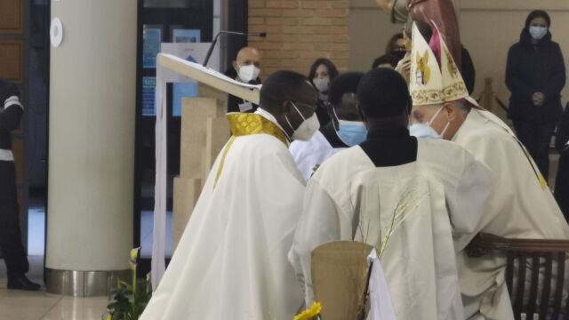 Ordinazione sacerdotale di padre Daniel Monanyi Onsarigo, SDV . Roma, 18/3/2021 ENGLISH: Priestly ordination of Father Daniel Monanyi Onsarigo, SDV. Rome, 18/3/2021
ESPANOL: Ordenación sacerdotal del padre Daniel Monanyi Onsarigo, SDV. Roma, 18/3/2021
PORTUGUES: Ordenação sacerdotal do Padre Daniel Monanyi Onsarigo, SDV. Roma, 18/03/2021 com Padre Palmieri e Padre Mathew.
FRANCAIS: Ordination sacerdotale du Père Daniel Monanyi Onsarigo, SDV. Rome, 18/3/2021