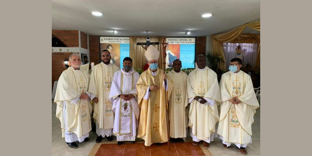 Ordenación sacerdotal de padre Dubian Yarce Molina, SDV, Pereira, 10 de abril de 2021.
Ordinazione sacerdotale di padre Dubian Yarce Molina, SDV. Pereira, Colombia 10/4/2021. Priestly ordination of fr. Dubian Yarce Molina, Pereira, April 10, 2021. Ordenação sacerdotal de pe. Dubian Yarce Molina, Pereira, 10 de abril de 2021.