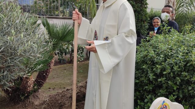Padre Ciro Sarnataro, superiore del Vocazionario di Pianura, pianta un ulivo in ricordo della fine del primo centenario di fondazione dei Vocazionisti