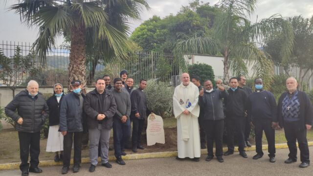 Padre Ciro Sarnataro, superiore del Vocazionario di Pianura, pianta un ulivo in ricordo della fine del primo centenario di fondazione dei Vocazionisti