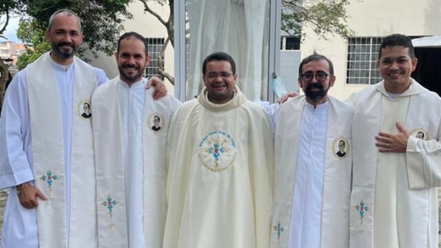 Il 12 e 13 luglio 2021, i Vocazionisti della provincia brasiliana riuniti a Salvador (Bahía) hanno eletto il nuovo provinciale e il suo consiglio. Provinciale (al centro): padre Albino Tiago Santos, SDV. Da sinistra: p. Wilson, p. Valerio, p. Albino, p. Alessandro, p. Luis Jonas.