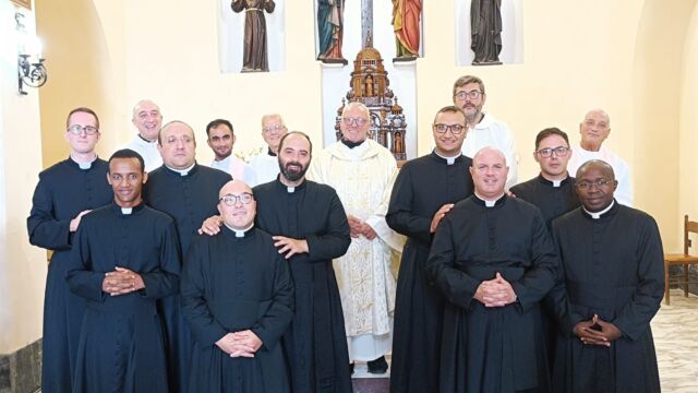 Oggi 26 agosto 2021, nella chiesa di Santa Maria degli Angeli di Perdifumo (SA), 9 nostri giovani professi Vocazionisti della provincia italiana hanno rinnovato la professione religiosa nelle mani del provinciale, don Claudio De Caro, SDV nel corso dei Santi esercizi spirituali predicati da Don Vittorio Zeccone.