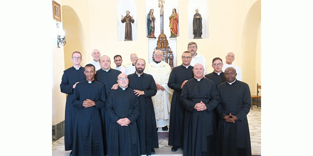 Oggi 26 agosto 2021, nella chiesa di Santa Maria degli Angeli di Perdifumo (SA), 9 nostri giovani professi Vocazionisti della provincia italiana hanno rinnovato la professione religiosa nelle mani del provinciale, don Claudio De Caro, SDV nel corso dei Santi esercizi spirituali predicati da Don Vittorio Zeccone.
