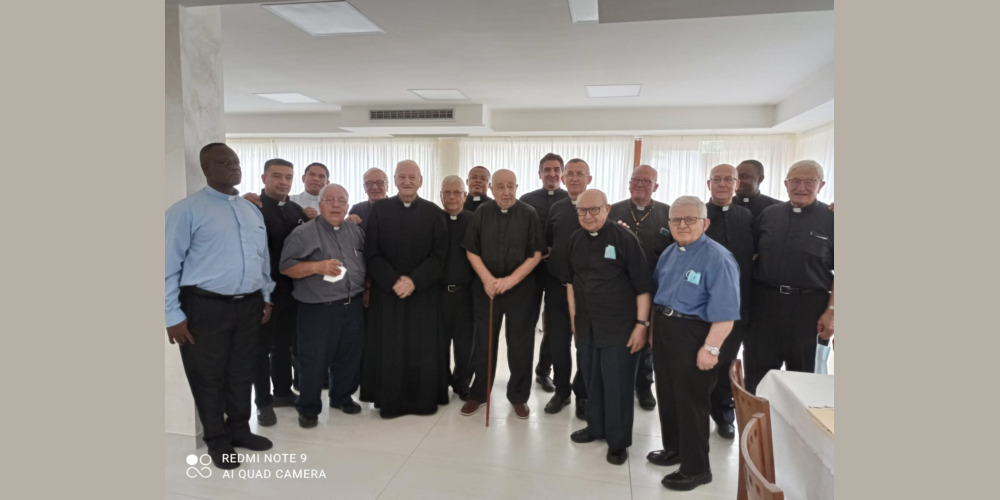 Foto di gruppo di sacerdoti vocazionisti nell'occasione dell'onomastico del padre Generale emerito, Ludovico Caputo. Cassano Irpino (AV), 25/8/2021