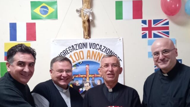 Il superiore generale Padre Antonio Rafael do Nascimento, SDV (secondo da destra), e alcuni consiglieri generali ( da destra: p. Sarnataro, P. Musella, P. Palmieri) alla celebrazione di chiusura del primo centenario di fondazione della famiglia vocazionista