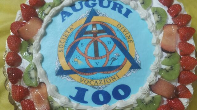 Torta delle festa del primo centenario della famiglia Vocazioniste con emblema coniato da don Giustino.