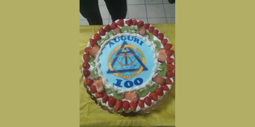 Torta delle festa del primo centenario della famiglia Vocazioniste con emblema coniato da don Giustino.