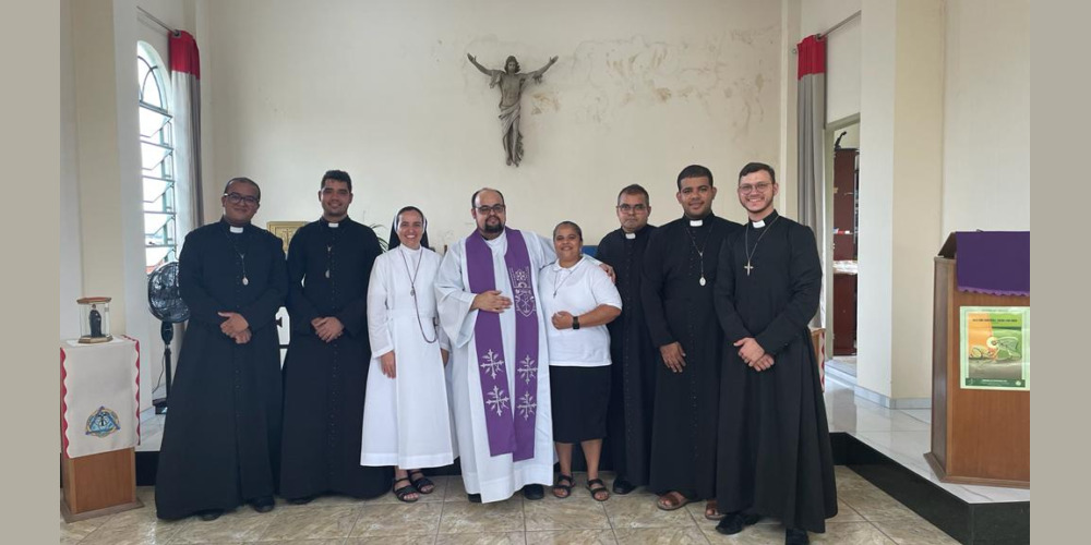 Brasile. pare Danilo con studenti dello studentato di Rio de Janeiro