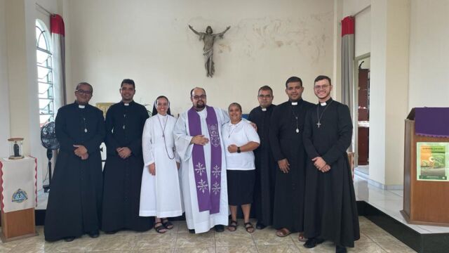 Brasile. pare Danilo con studenti dello studentato di Rio de Janeiro