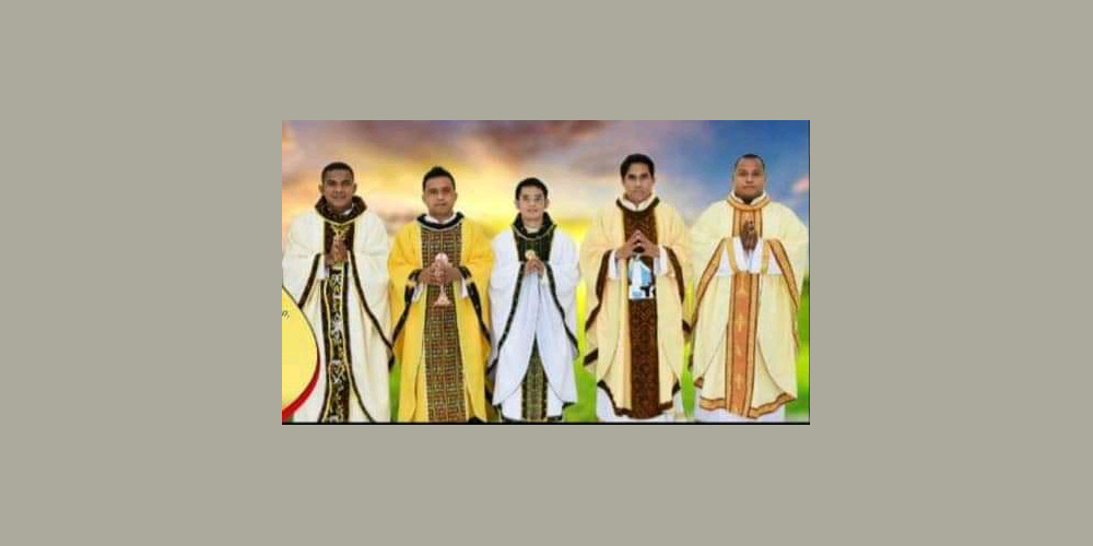 4 maggio 2022, In Indonesia cinque religiosi vocazionisti, Ximens De Araujo Carlos Ramos Magelhaens SDV, Lorensius Gare Lipus SDV, Bale Karolus, SDV, Sadiman Ferdinandus SDV e Ardi Nandos Philipus SDV, hanno ricevuto l'Ordinazione Sacerdotale per l'imposizione delle mani del vescovo di Maumere, NTT, Indonesia