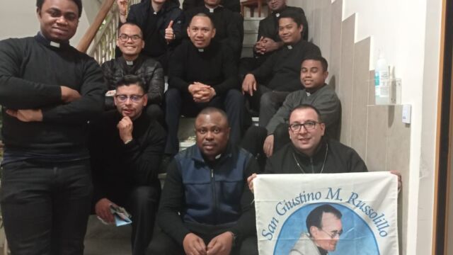 I giovani religiosi vocazionisti dello Studentato Internazionale Vocazionista di Pianura aspettano la canonizzazione di don Giustino