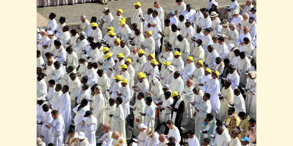 15 Maggio 2022 Canonizzazione di San Giustino Russolillo, Piazza San Pietro in Vaticano. Cappelli gialli sono i laici e religiosi Vocazionisti