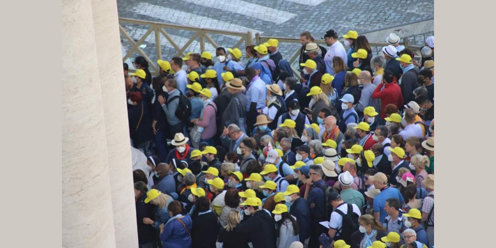 15 Maggio 2022 Canonizzazione di San Giustino Russolillo, Piazza San Pietro in Vaticano. Cappelli gialli sono i laici e religiosi Vocazionisti