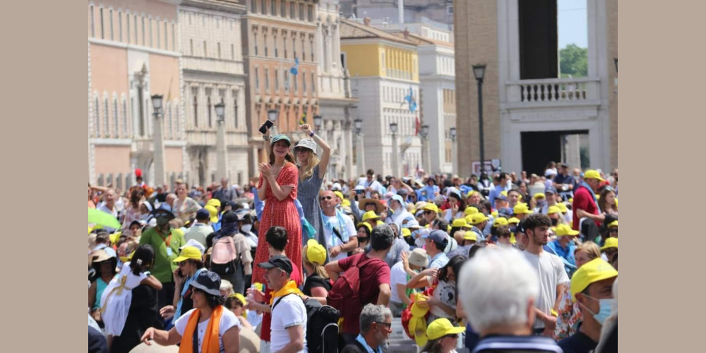 15 Maggio 2022 Canonizzazione di San Giustino Russolillo, Piazza San Pietro in Vaticano. Cappelli gialli sono i laici e religiosi Vocazionisti